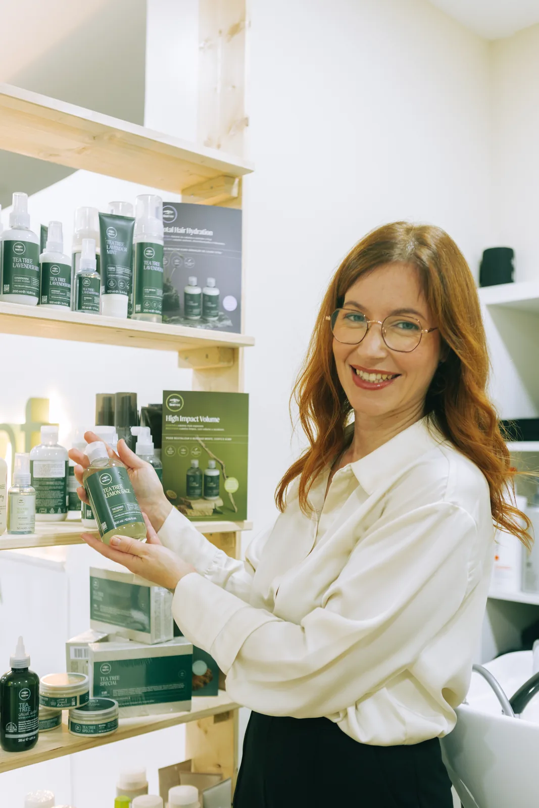 Sarah Guilherme junto à prateleira de produtos do L'Instant