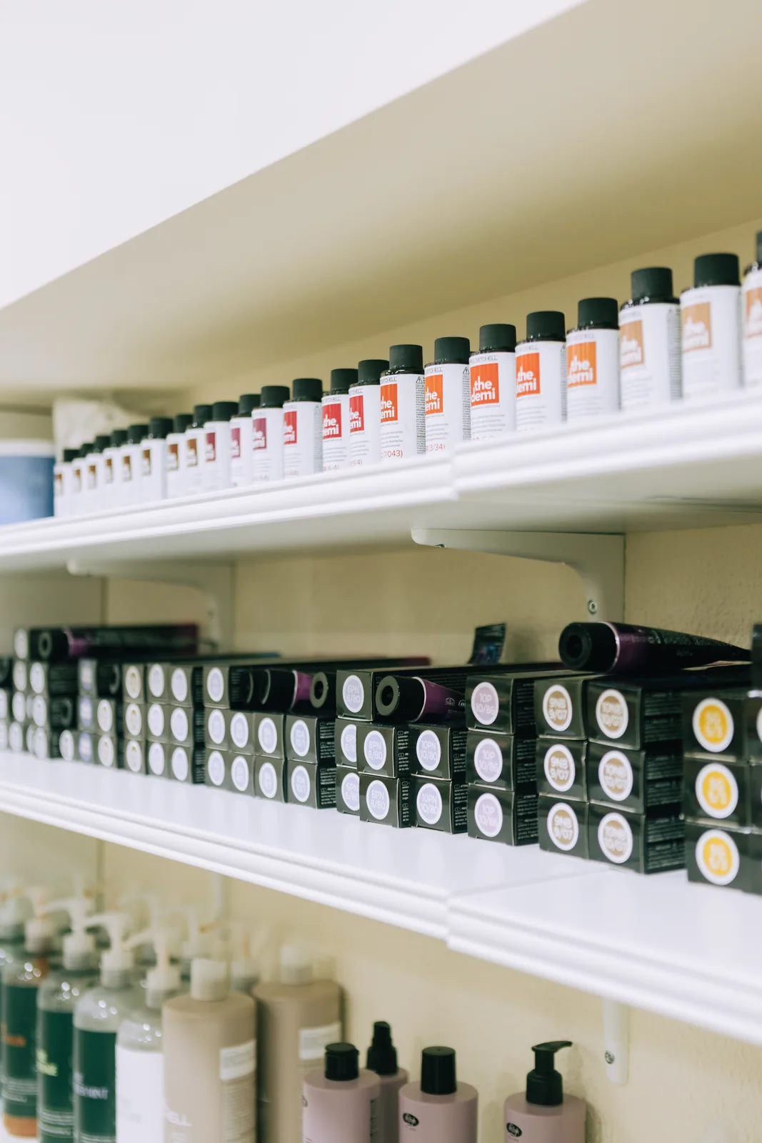 Prateleira de produtos profissionais no salão L'Instant