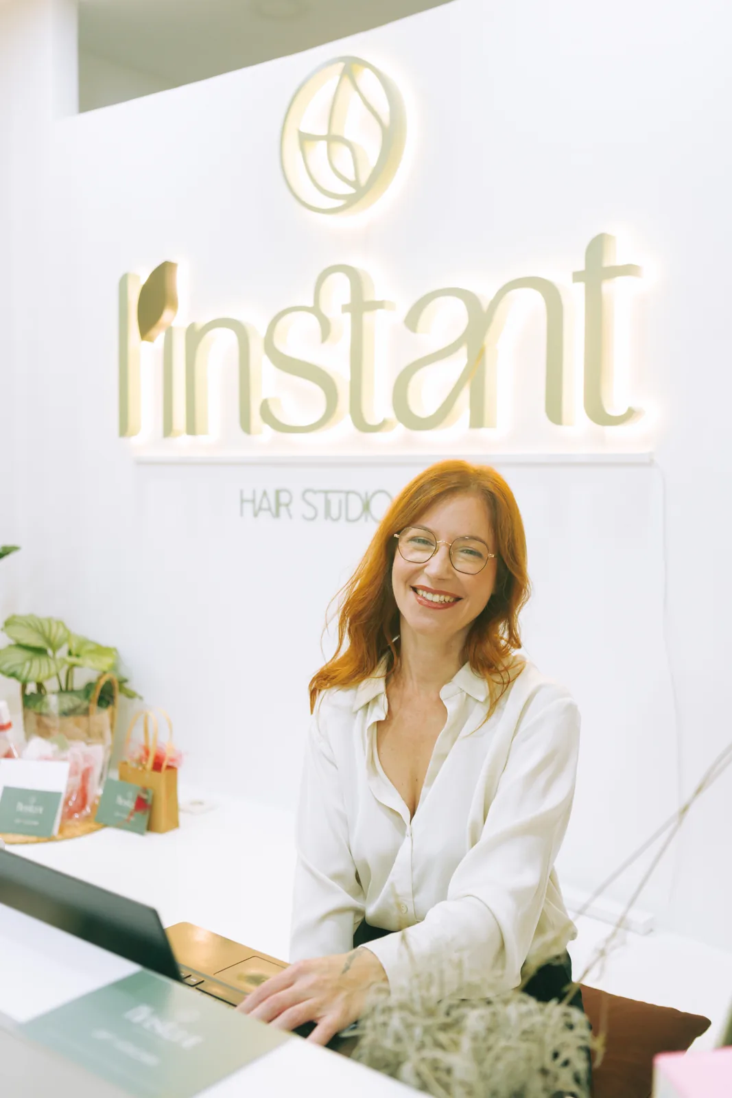Sarah Guilherme à receção do L'Instant, sob o letreiro iluminado